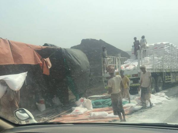 أبين.. انقلاب شاحنة تحمل مواد إغاثة تركية في طريقها للبيع لأحد التجار