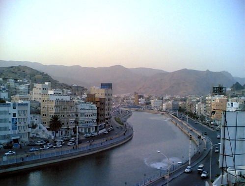 وزير النقل ومحافظ حضرموت يناقشان تطوير ميناء المكلا