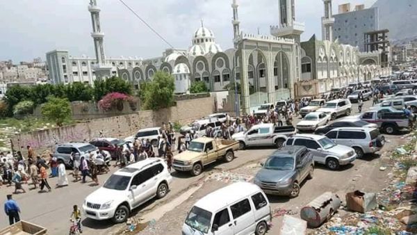 المئات في تعز يشيعون جثمان البرلماني السابق سرحان