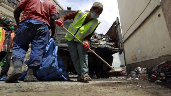 من معلم إلى عامل نظافة في اليمن