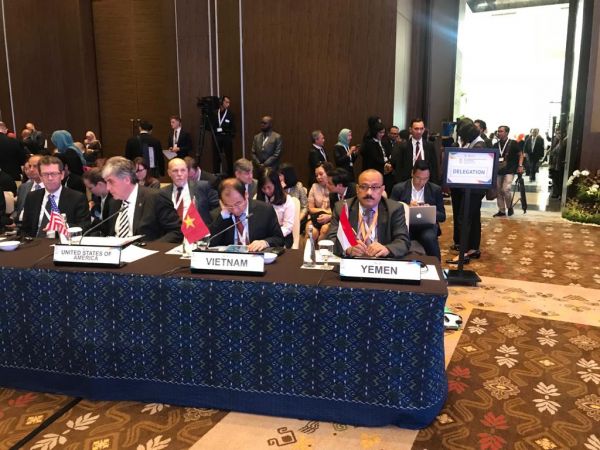 السفير الشميري يستعرض مشاكل اليمن الصحية في