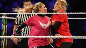 انتقادات لاذعة لأول نزال للمصارعة النسائية بالسعودية