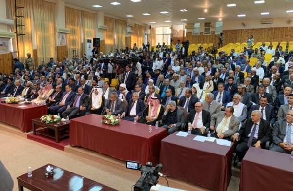 البرلمان يطالب الحكومة بإيضاحات حول مخاطرتها بإرسال أموال لعدن في ظل سيطرة 