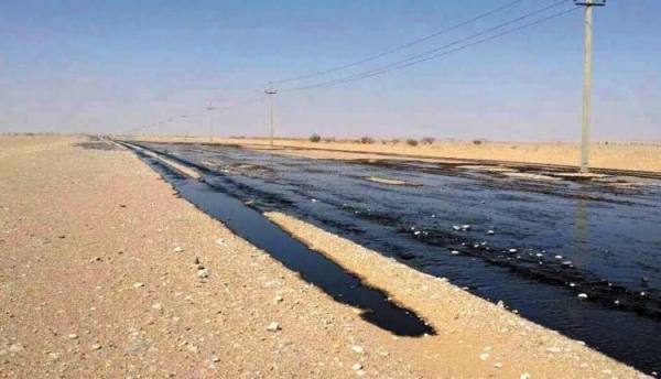 شبوة.. تلوث بيئي بسبب تسرب نفطي كبير في أحد أنابيب النفط