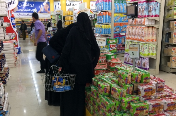 تحسن الريال اليمني.. بين التشكيك بتراجع الأسعار ودعوات لضبطها ومهادنة الشركات التجارية