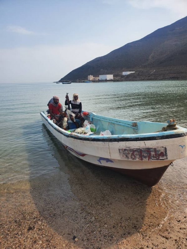 القوات الحكومية تعلن ضبط قاربًا يحمل أسلحة مهربة في باب المندب