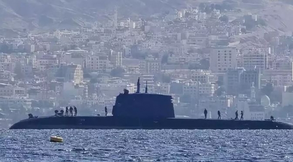 صحيفة عبرية تكشف عن رسو غواصة إسرائيلية في خليج إيلات لردع تهديدات الحوثيين