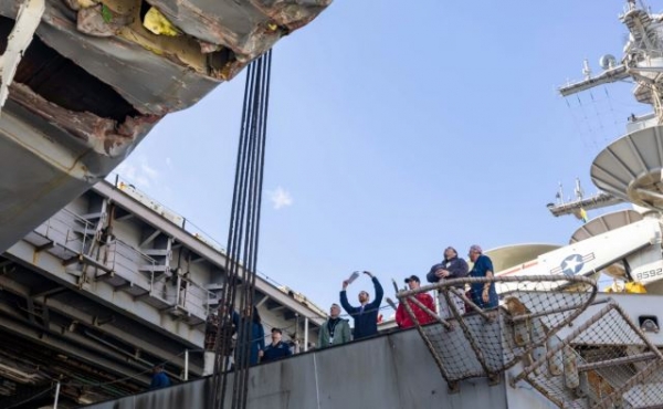 البحرية الإمريكية تعلن عودة حاملة الطائرات 