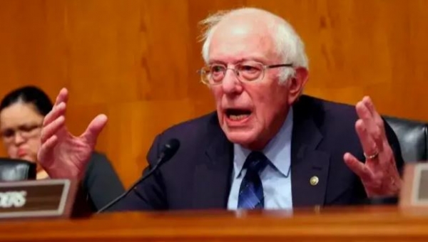 سيناتور أمريكي يهاجم حكومة نتنياهو: تجويع الأطفال بغزة جريمة حرب