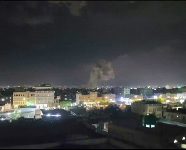 الحوثيون يعلنون إصابة سبع نساء وطفلين جراء غارات أمريكية على صنعاء