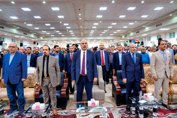 الزبيدي يهاجم المكونات الحضرمية ويعترف أن الصراع حول 