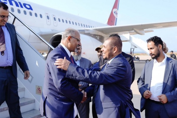 سقطرى.. مصادر تكشف عن نقل مقر إقامة الزبيدي إلى معسكر إماراتي بعد فوضى عارمة