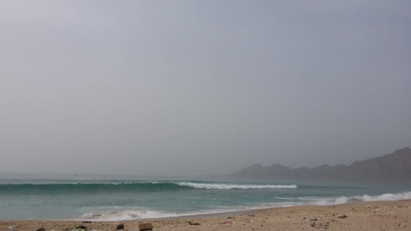 الدفاع المدني يدعو مرتادي شواطئ الحديدة إلى تجنب السباحة في أوقات ارتفاع المد