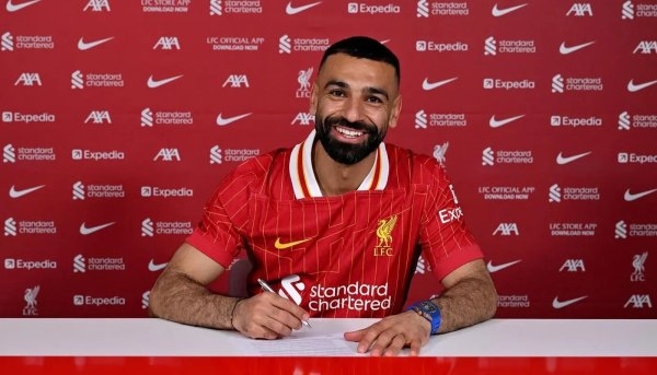ليفربول يعلن تجديد عقد لاعبه محمد صلاح حتى يونيو 2027