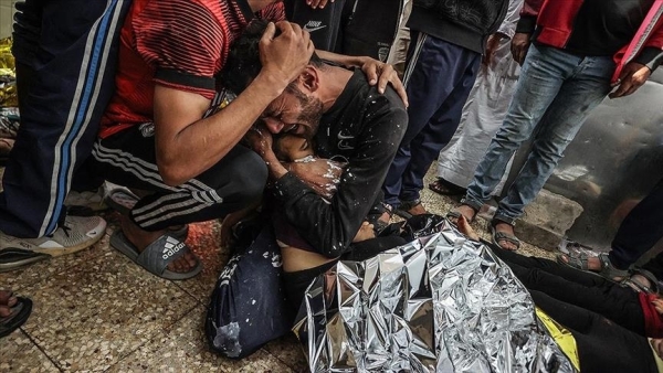 بثلاث مجازر.. إسرائيل تقتل 20 فلسطينيا بقصف منزلين وخيمة بغزة