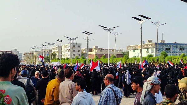 الانتقالي يدفع بعشرات النساء للمشاركة في تظاهرة نسوية بعدن ورفع أعلام الجنوب