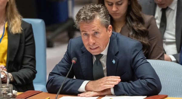 فليتشر يحذر: نصف أطفال اليمن يعانون من سوء التغذية وسنغلق 400 مرفق صحي