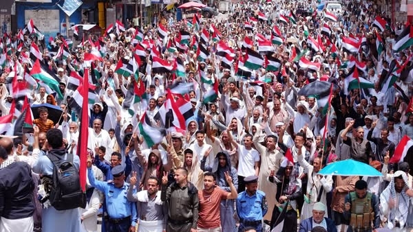 تعز.. تظاهرة حاشدة تضامنا مع غزة وتنديدا بجرائم الإبادة