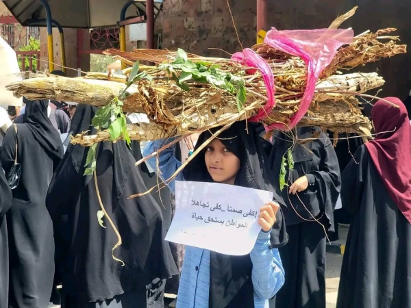 وقفة احتجاجية بمشاركة النساء في تعز للمطالبة بتوفير الخدمات بمشاركة الآلاف