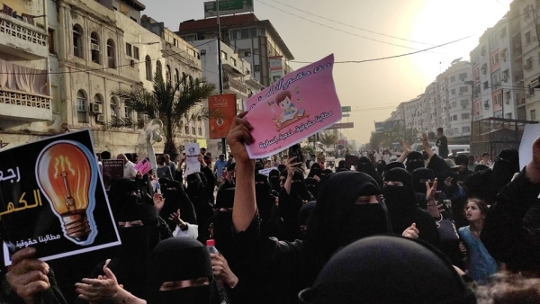 كفى وعوداً.. مظاهرة نسوية حاشدة في عدن تندد بتردي الخدمات والتدهور المعيشي