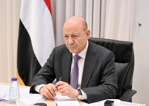 عقب المواجهات مع عناصر تخريبية.. العليمي يطلع على الاوضاع في مأرب ويشيد بقبائل المحافظة 