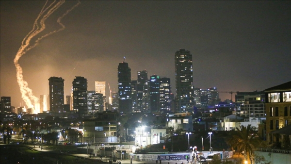 إعلام إسرائيلي يتحدث عن سقوط 7 صواريخ إيرانية وحريق قرب وزارة الدفاع