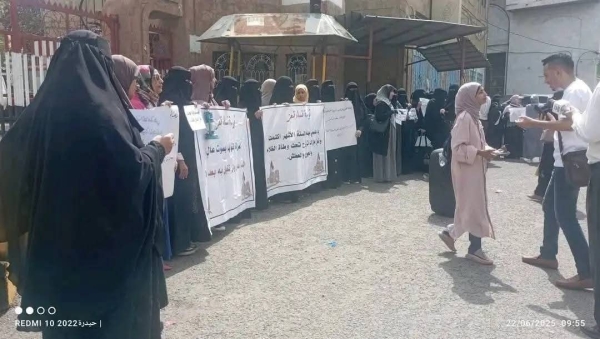 تعز.. مظاهرة نسوية تنديدا بتفاقم أزمة المياه وتردي الخدمات وانهيار العملة