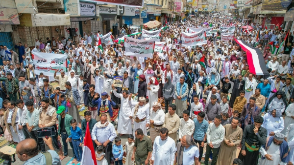 وقفة إحتجاجية في تعز للمطالبة بوقف حرب الإبادة بغزة