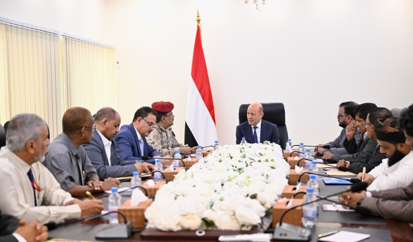 العليمي يجتمع بقيادة سلطات المهرة ويشيد بجهود مكافحة التهريب