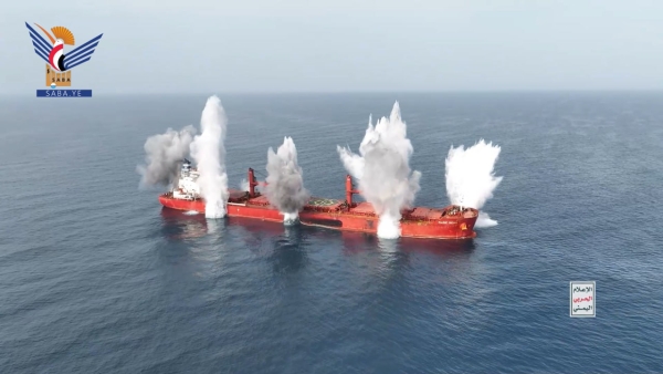 الحوثيون يوزعون مشاهد استهداف وإغراق السفينة 