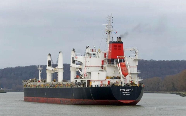 الحوثيون يعلنون استهداف وإغراق سفينة 