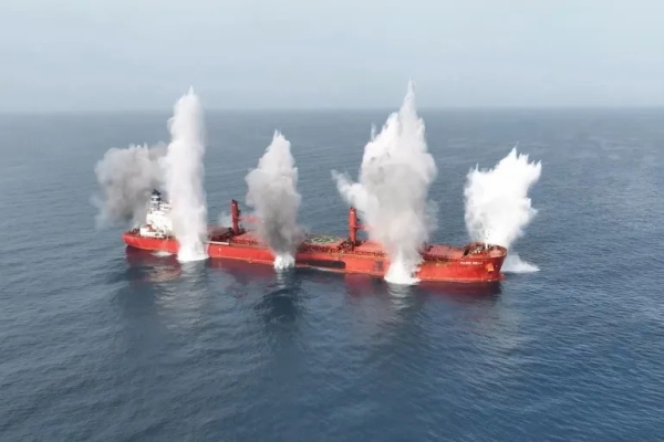 بدء إجلاء طاقم السفينة اليونانية 