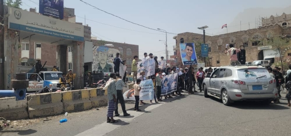 تعز.. احتجاجات للمطالبة بالقبض على المتهم بقتل الفتى 