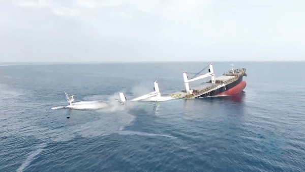 رويترز: وصول 10 ناجين من أفراد طاقم سفينة 