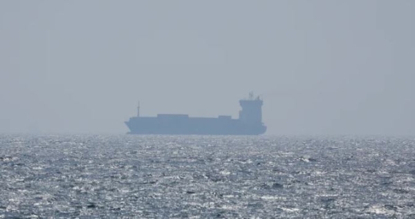 إيران تحتجز ناقلة نفط أجنبية في خليج عمان وتعتقل طاقمها