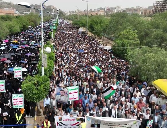 جامعة صنعاء تحتشد في مسيرة تنديداً بسياسة التجويع الإسرائيلي في غزة