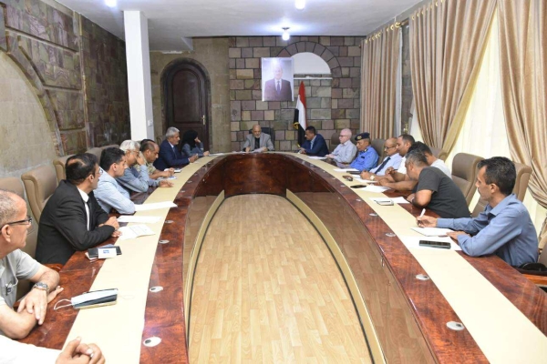 محافظ تعز يناقش أزمة المياه ويشدد على ضبط الأسعار وتخصيص آبار 