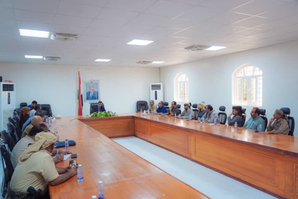 محافظ شبوة يوجه باتخاذ إجراءات حاسمة تجاه المضاربين بالعملة وتقييم تخفيض الشركات التجارية