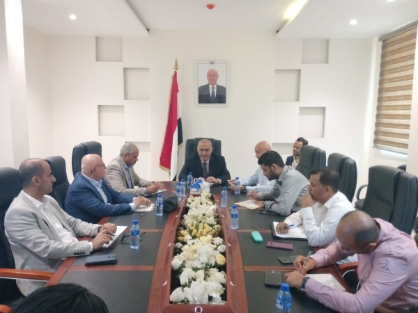 باذيب يوجه بإعداد خطة لنقل إيرادات قطاع الاتصالات إلى عدن