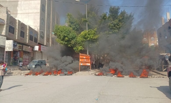 تعز.. بدء شرارة غضب شعبية تنديدا بتردي الخدمات وفي مقدمتها غياب معالجة 