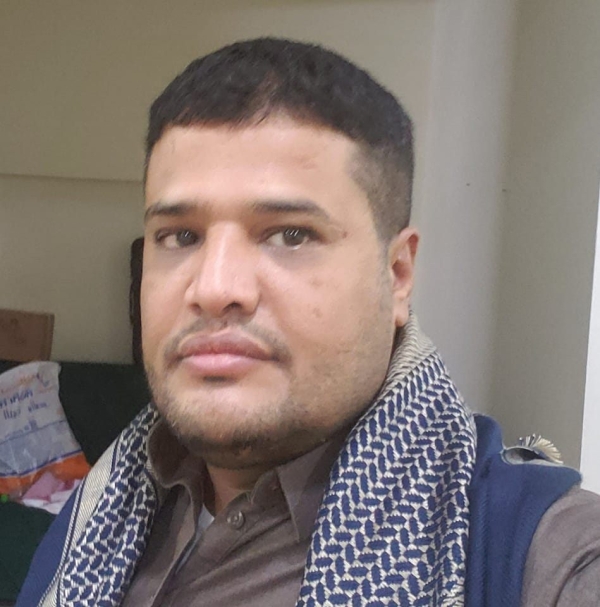 قوة عسكرية تعتقل الصحفي حمود هزاع في مأرب