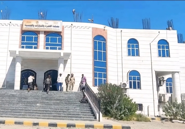 عدن.. حراسة جوازات خور مكسر تكشف أسباب الإغلاق وتتّهم إدارة الفرع و