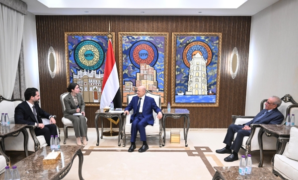 العليمي يحذر من مخاطر نقل الاسلحة المحرمة دوليا الى الحوثيين