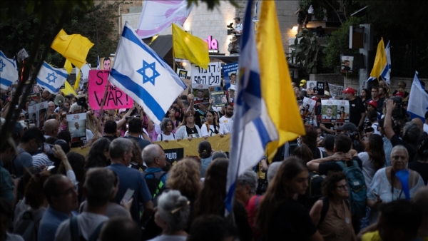 مئات المتظاهرين يقتحمون حواجزا قرب منزل نتنياهو بالقدس الغربية