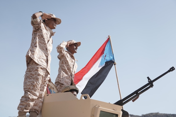 عدن.. مليشيا الانتقالي تقمع تظاهرة منددة بتردي الخدمات وتطلق النار على المحتجين 