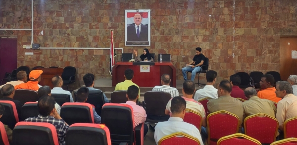 تعز.. عمال وموظفو صندوق النظافة يُقرّون رفع الإضراب واستئناف أعمالهم ومواصلة الإعتصام