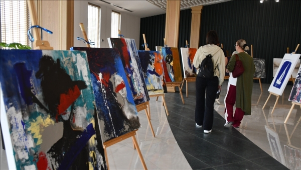 رسّامة تركية تسخّر معرض لوحاتها لدعم 