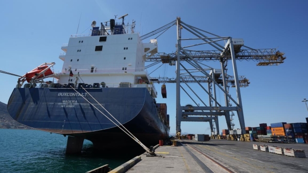 اليمن.. تصاعد الجدل حول الدولار الجمركي واحتجاز البضائع في المنافذ