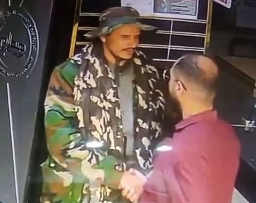 مأرب.. عصابة تنتحل الأمن تسطو على شركة صرافة وتنهب مبالغ كبيرة وبالعملة الصعبة