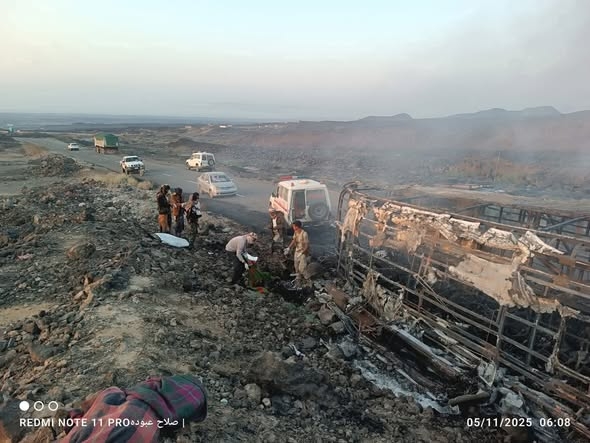 وفاة وإصابة عدد من الركاب بحادث صدام باص نقل جماعي مروع في أبين
